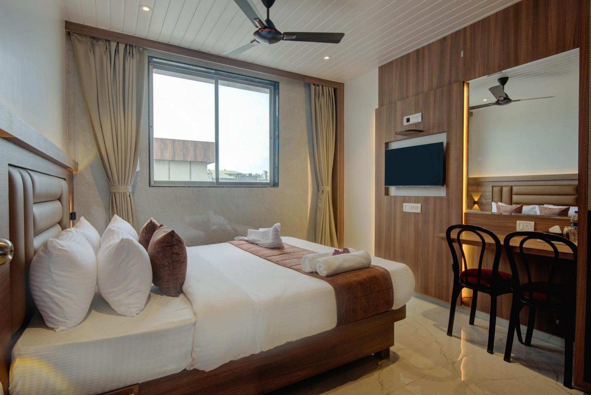 Hotel Galaxy Inn Нави Мумбаи Экстерьер фото