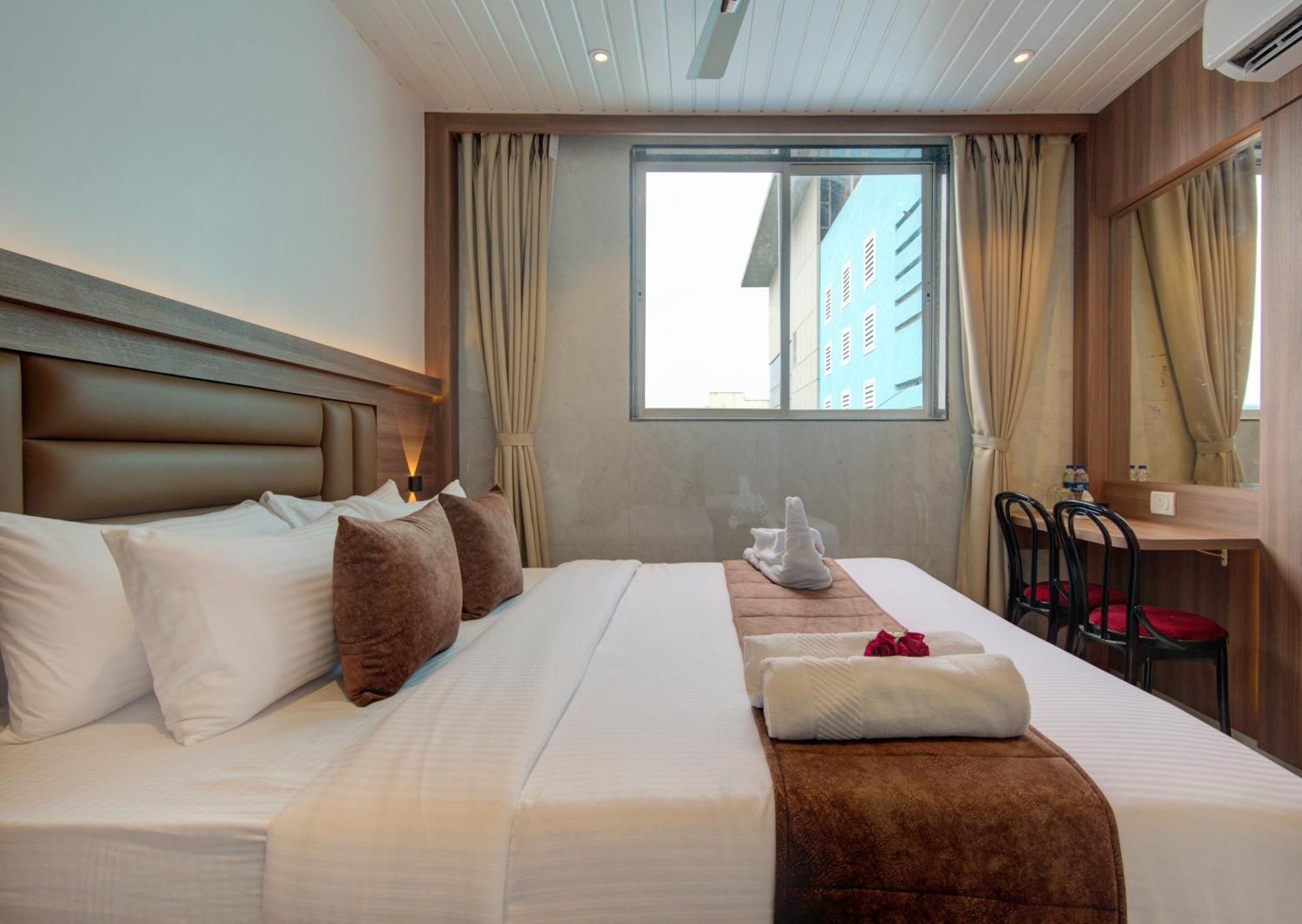 Hotel Galaxy Inn Нави Мумбаи Экстерьер фото
